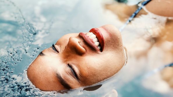 Frau badet im Wasser